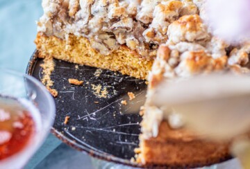 Hrapoćuša dolska torta na tamnom tanjuru