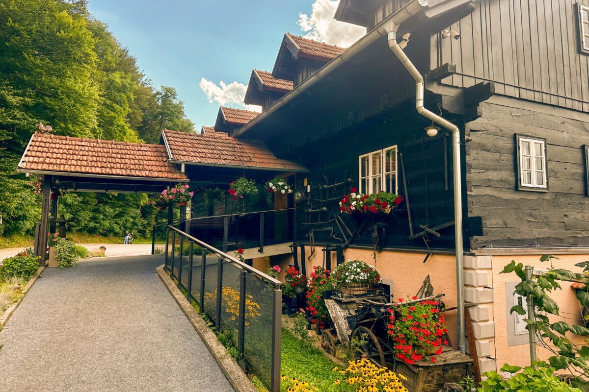 lojzekova-hiza-kuca Ulaz u restoran Lojzekova hiža u Zagorju, drvena kuća s cvijećem i rustikalnim detaljima