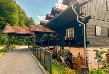 Ulaz u restoran Lojzekova hiža u Zagorju, drvena kuća s cvijećem i rustikalnim detaljima