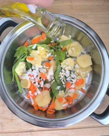 Svježe povrće za riblju juhu u loncu, preliveno maslinovim uljem