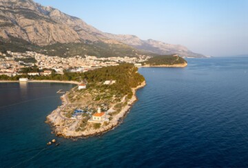 Polutok i svjetionik Sveti Petar u Makarskoj snimljen iz zraka