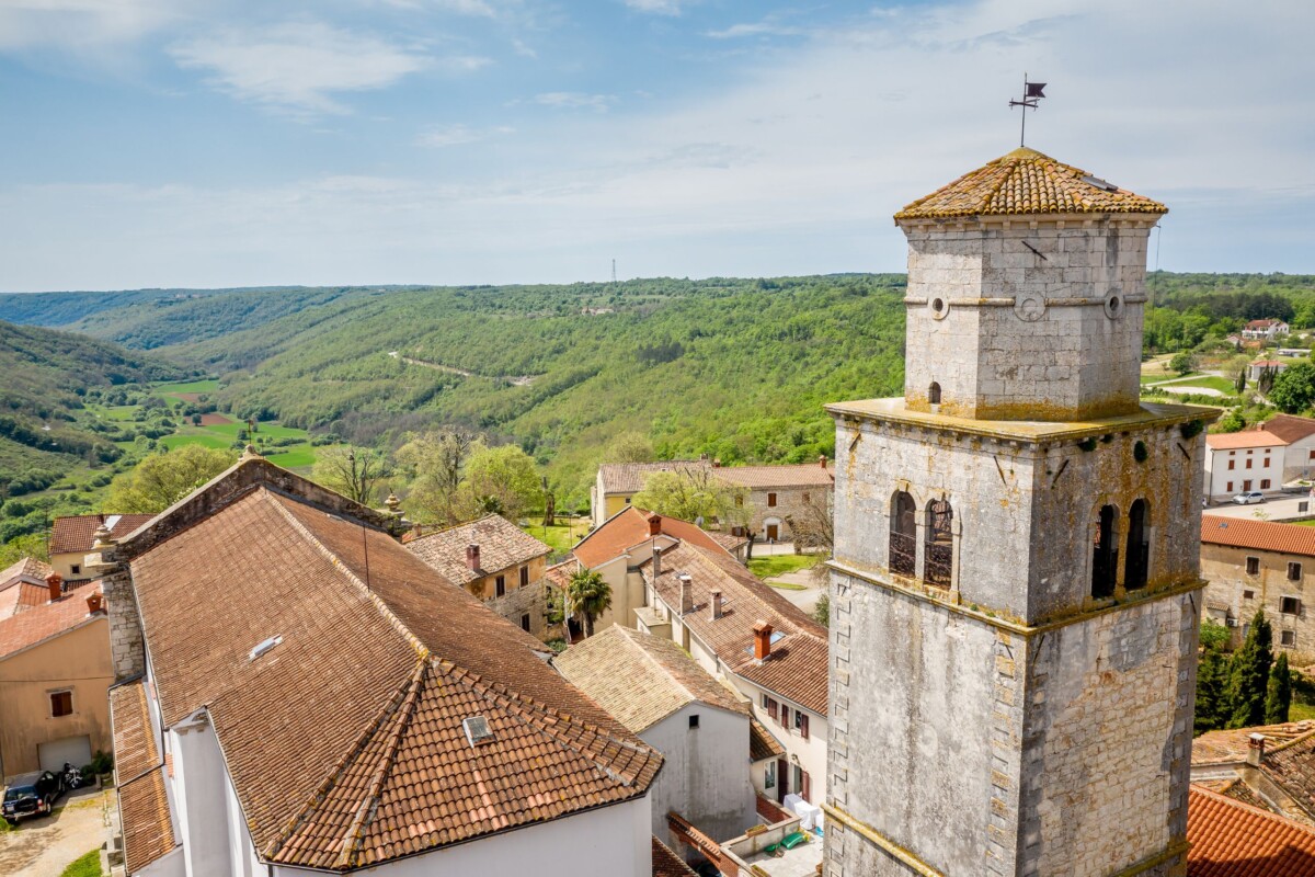 Tinjan pogled na staru gradsku jezgru i zvonik u Tinjanu