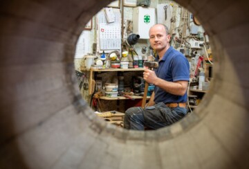 Milivoj Golub snimljen kroz obruč bačve