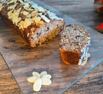Banana bread s bademima narezan na komade, prikazana tekstura biskvita.