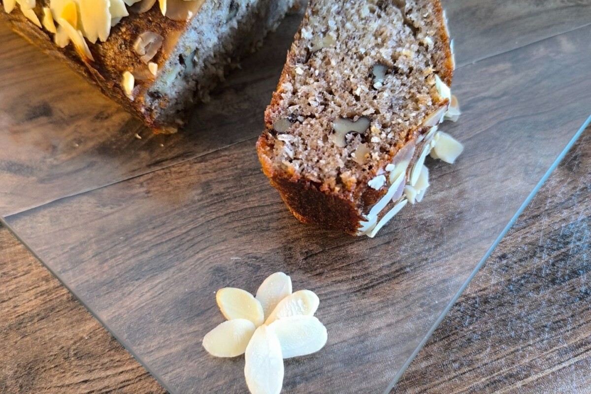 banana-bread-recept Sočna unutrašnjost banana breada s bademima, narezana na šnite.