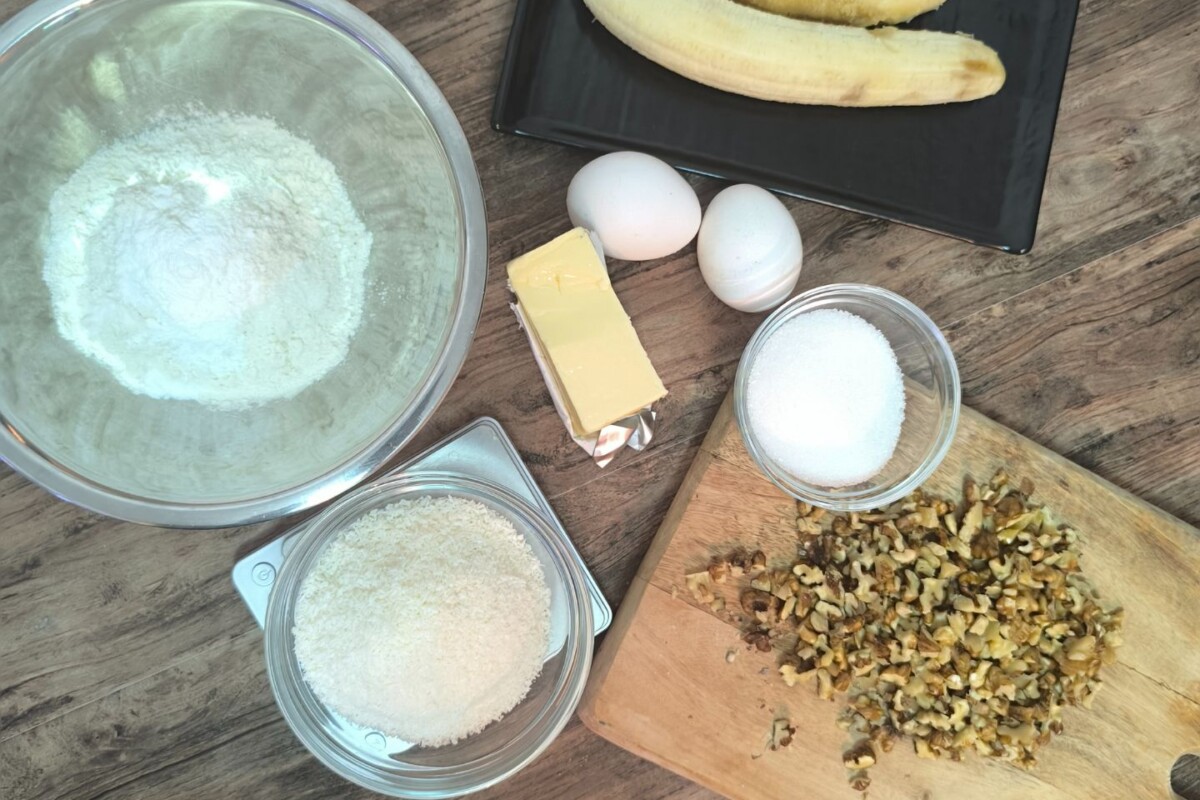 banana-bread-sastojci Pripremljeni sastojci za banana bread: banane, jaja, brašno, šećer, kokos i orasi.