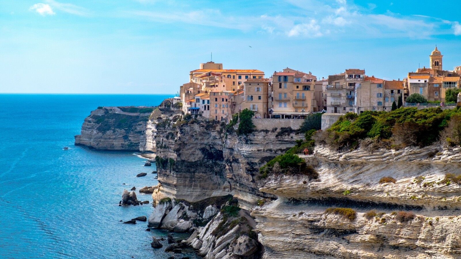 bonifacio-korzika Što vidjeti u Bonifaciju: grad Bonifacio na Korzici smješten na litici visokoj iznad mora s pogledom na Mediteran.