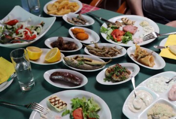 Ciparske meze, raznolika hrana poslužena na sredini stola