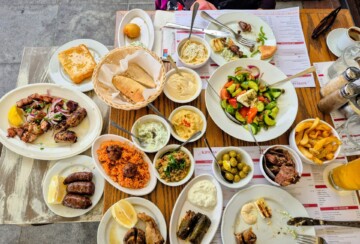 Ciparske meze snimljene iz zraka u restoranu u Limassolu