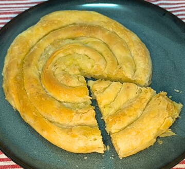 Zlatna pita od krumpira spiralnog oblika narezana na kriške