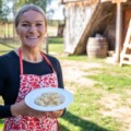 ivana-belosevic-beli-zgranci-busevac Ivana Belošević drži tanjur u kojem je jelo beli žganci