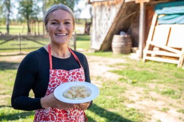 Ivana Belošević drži tanjur u kojem je jelo beli žganci