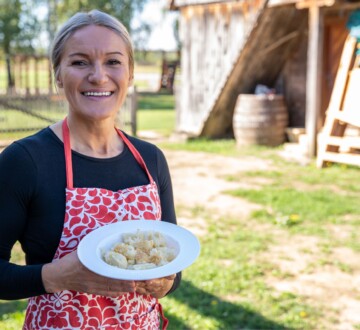 Ivana Belošević drži tanjur u kojem je jelo beli žganci