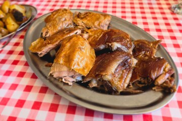 Gostionica Kod Pere u Radučiću već 20 godina poznata je po odličnoj janjetini i domaćoj atmosferi. Otkrijte priču o ovom legendarnom lokalu!