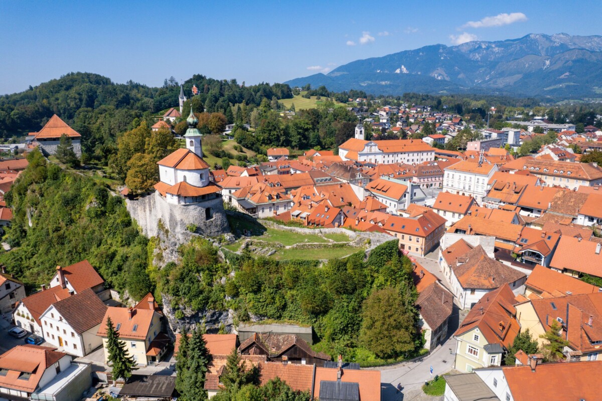 Grad Kamnik u Sloveniji, pogled na vizuru i krovove iz zraka
