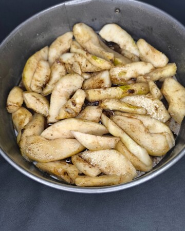 karamelizirane-kruske Narezane svježe kruške u tavi pripremljene za karameliziranje