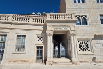 Klesarska škola na Braču, ulaz s ceste u mjestu Pučišća