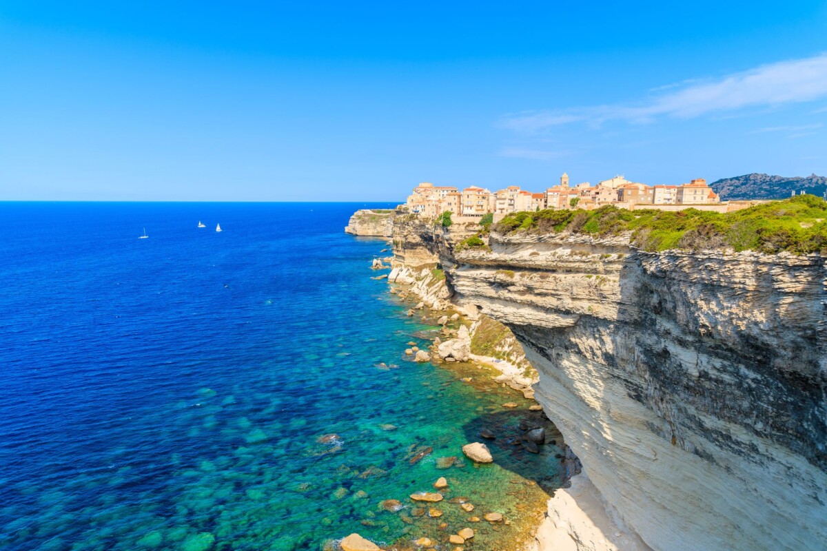 korzika-grad-bonifacio Što vidjeti u Bonifaciju: panoramski pogled na grad Bonifacio na Korzici smješten iznad tirkiznog mora i dramatičnih bijelih litica.