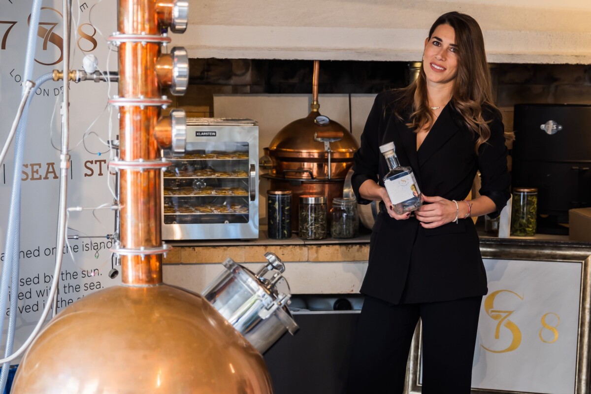 Larisa Hržić snimljena u svojoj destileriji u Supetru na Braču