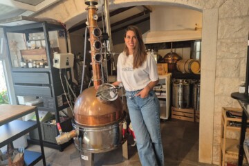 Larisa Hržić u destileriji
