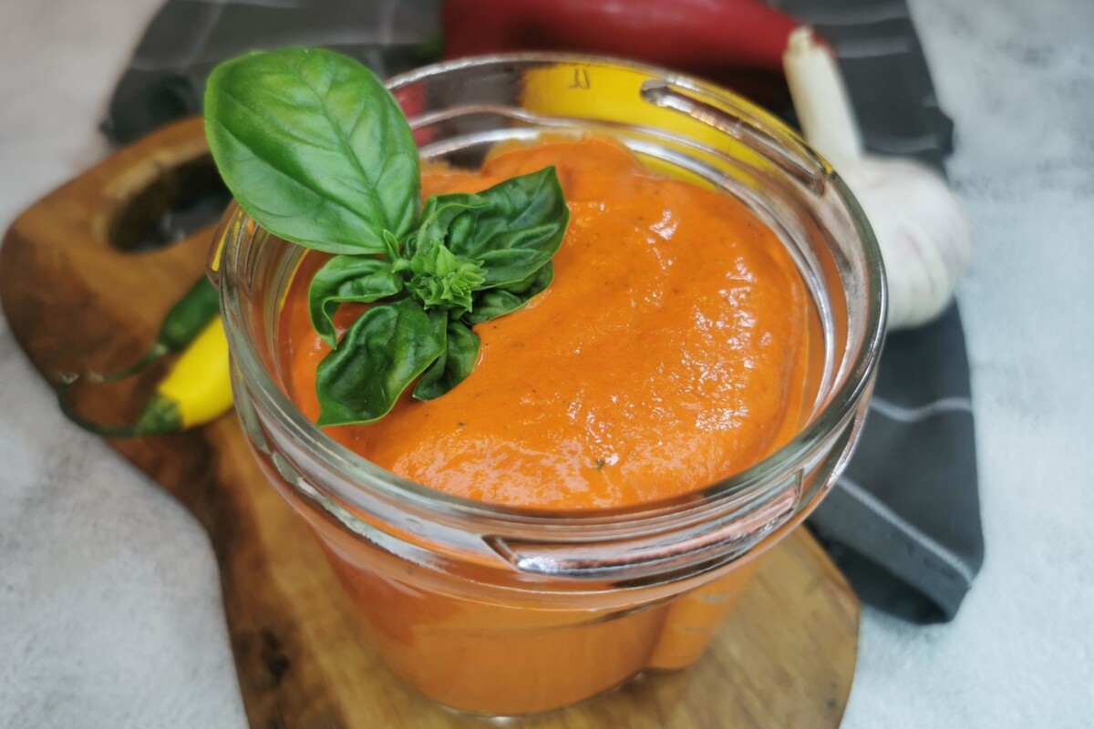 Namaz od pečenih paprika na tostu sa salatom i svježim začinima