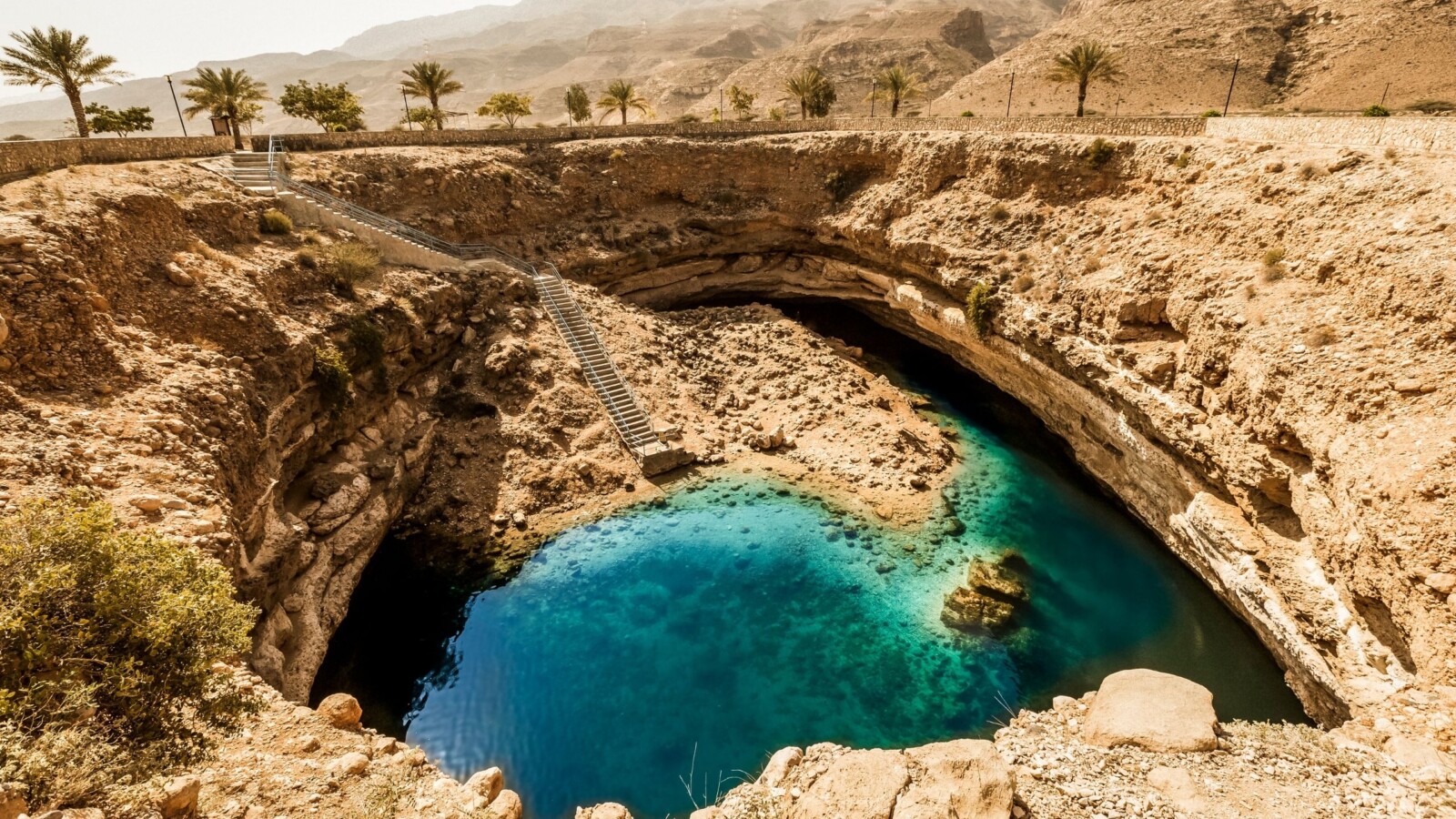oman-bimmah-sinkhole-1