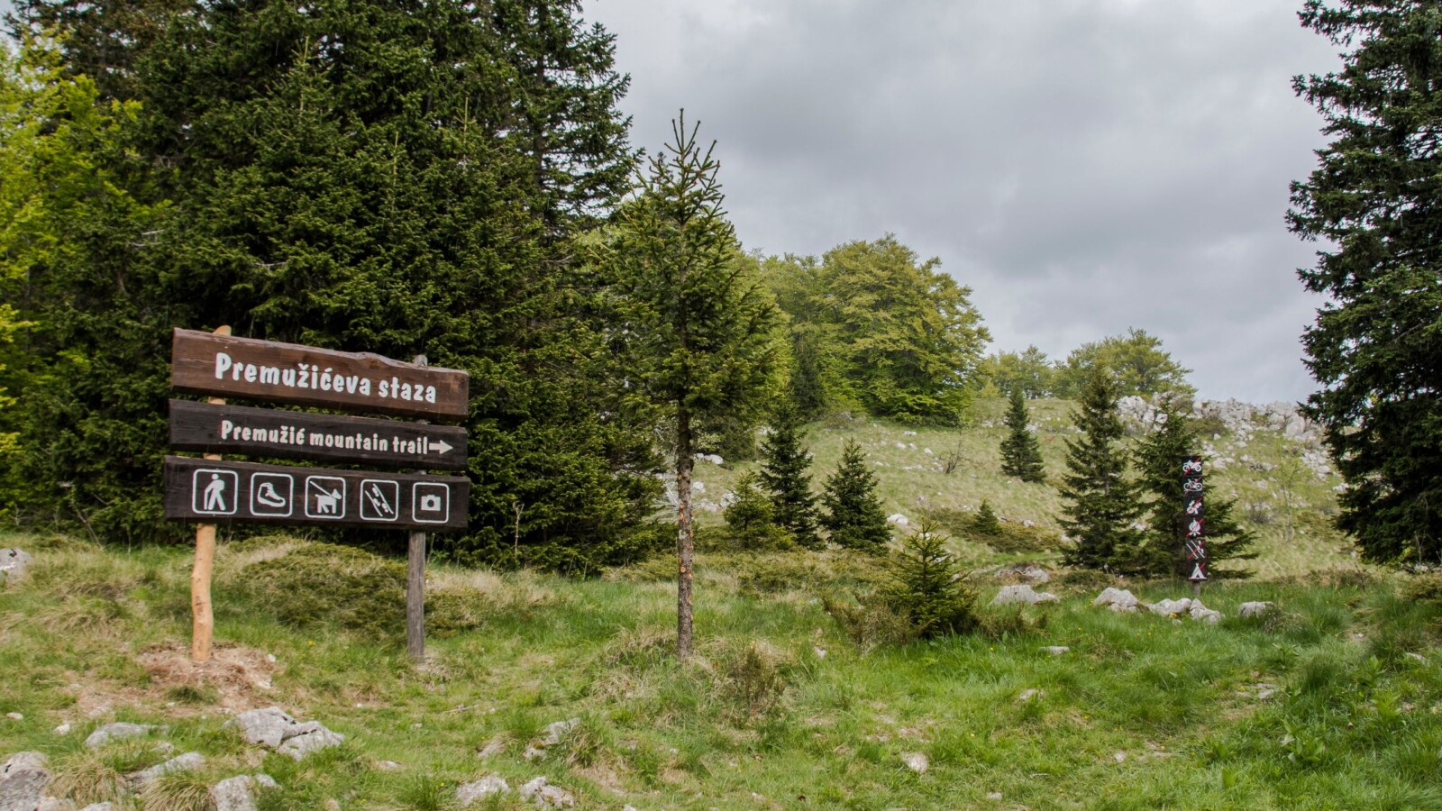 premuziceva-staza-izlet Premužićeva staza znak na skretanju iz smjera Zavižana