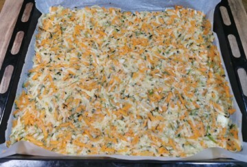 Povrtna podloga prekrivena šunkom u pripremi slanog rolata