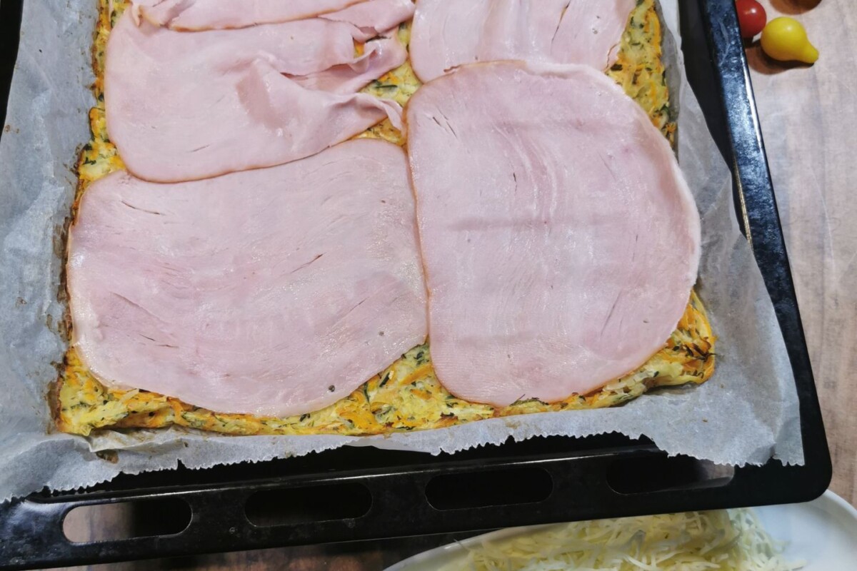 priprema-slanog-rolata-2 Ispečena povrtna podloga za slani rolat prije dodavanja punjenja