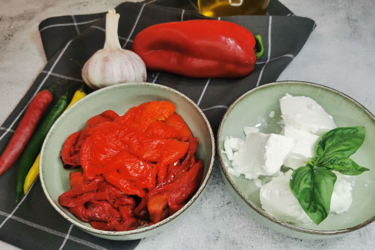 Pečene paprike u zdjeli uz feta sir, češnjak i svježe povrće