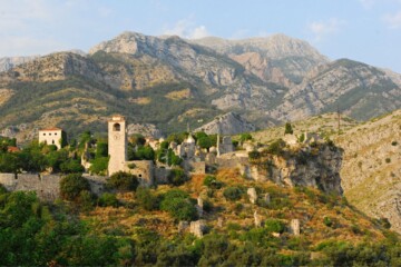 Pogled na Stari Bar okružen zelenilom i planinama