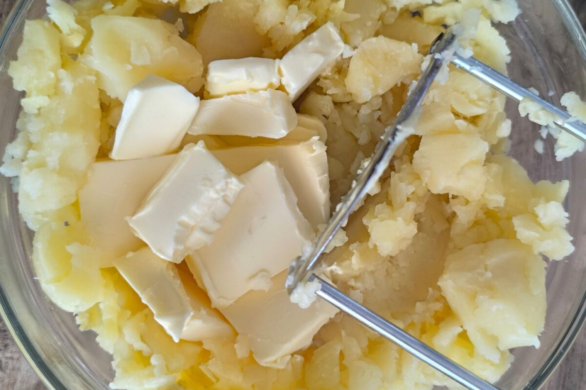tijesto-za-knedle Kuhani i zgnječeni krumpir s maslacem u zdjeli
