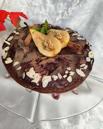 torta-s-karameliziranim-kruskama-1 Torta s karameliziranim kruškama ukrašena bademima i svježom kruškom na vrhu
