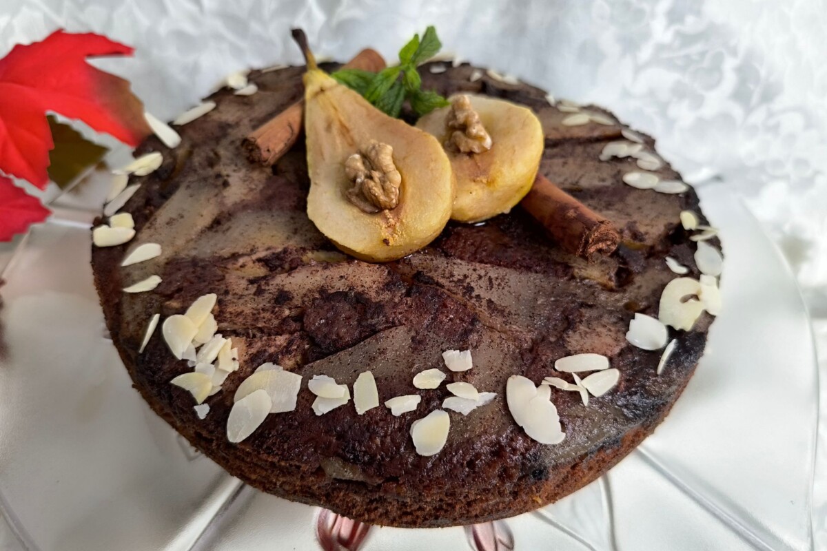 torta-s-karameliziranim-kruskama Čokoladna torta s karameliziranim kruškama, dekorirana polovinom kruške i orasima