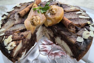 torta-s-kruskama Torta s karameliziranim kruškama prerezana na kriške, s dekoracijom od krušaka i cimeta