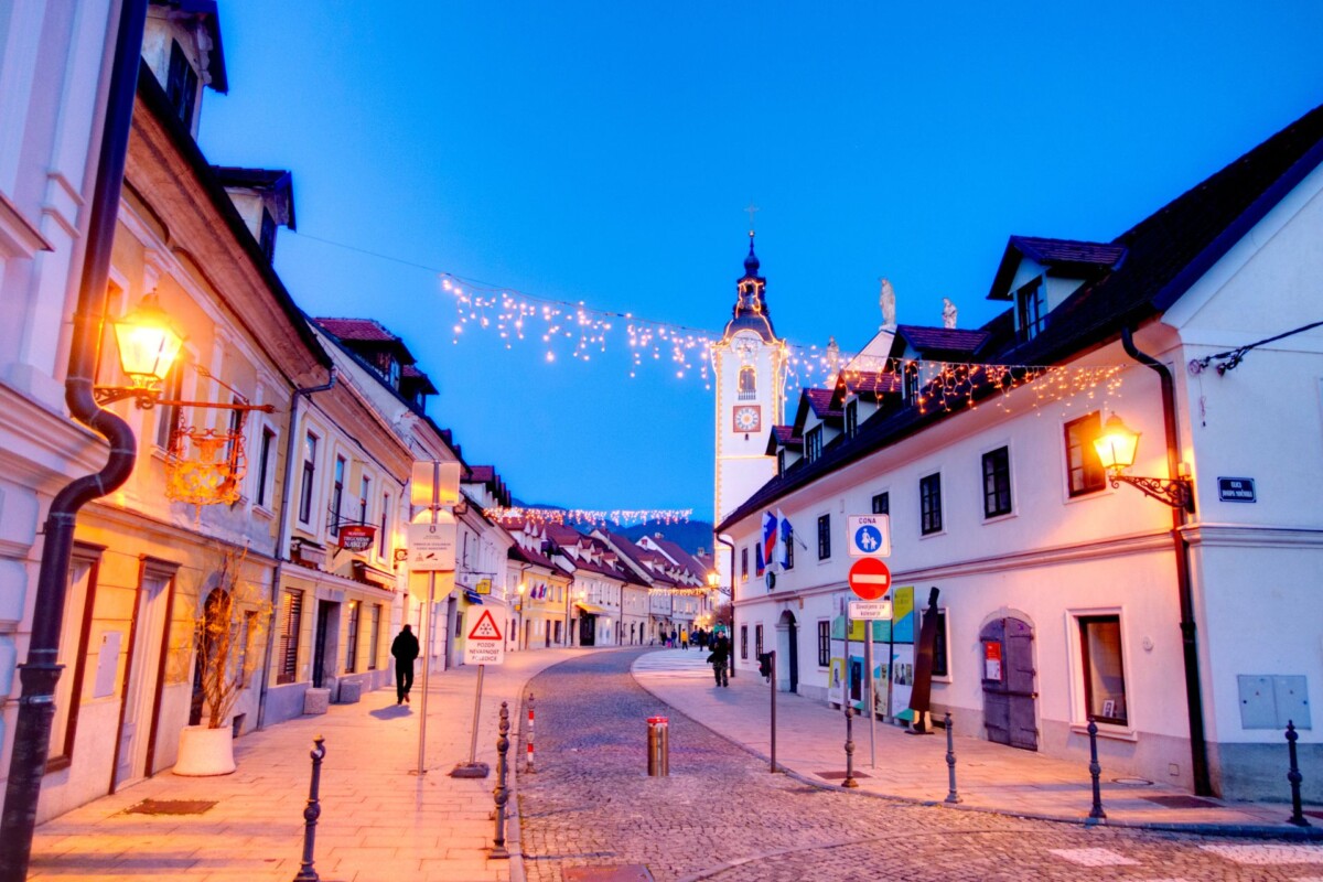 Ulica Šutna u gradu Kamnik u predvečerje