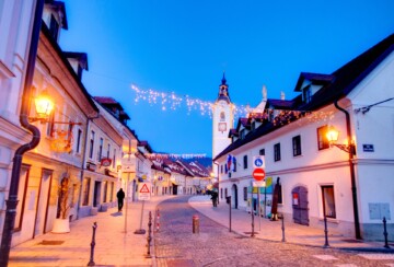 Ulica Šutna u gradu Kamnik u predvečerje