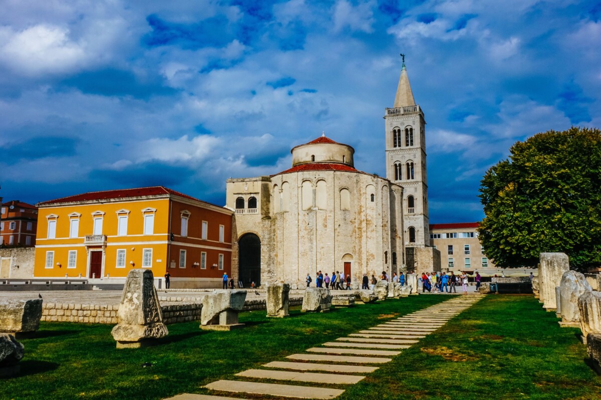 Rimski forum Zadar Pogled na Rimski forum u Zadru, crkve svetog Donata i svete Stošije