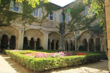 Dvorište sanatorija Saint-Paul-de-Mausole