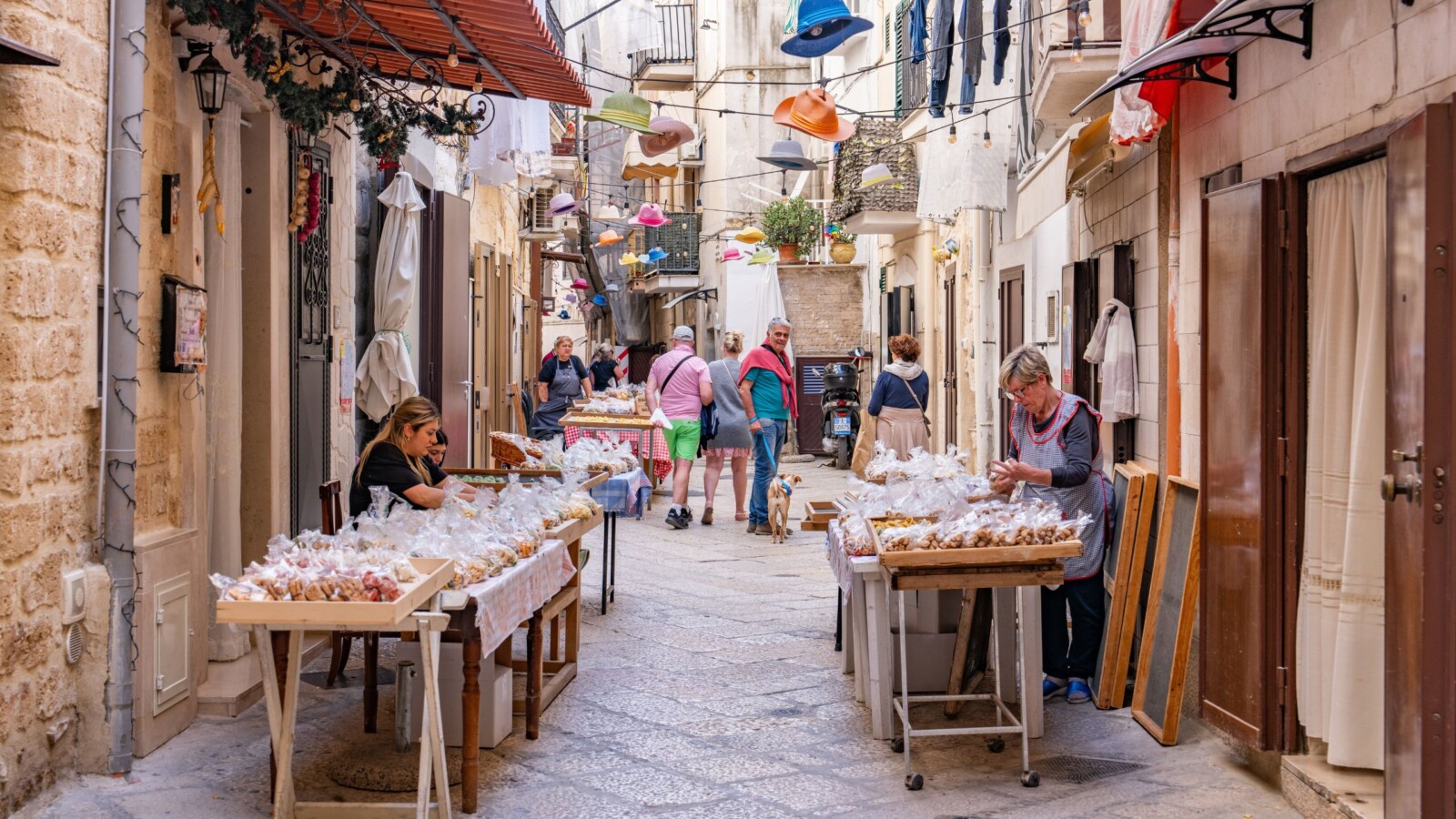 Strada-Arco-Basso-Bari Strada Arco Basso, ulica u Bariju poznata po izradi tjestenine orecchiette