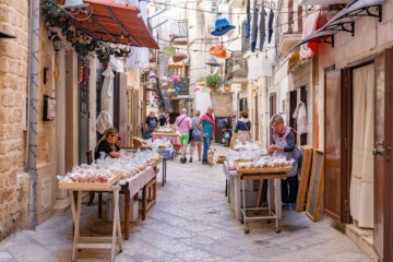 Strada-Arco-Basso-Bari Strada Arco Basso, ulica u Bariju poznata po izradi tjestenine orecchiette