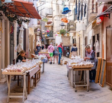 Strada-Arco-Basso-Bari Strada Arco Basso, ulica u Bariju poznata po izradi tjestenine orecchiette