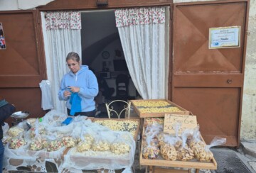 Žena izrađuje tjesteninu orecchiette u ulici Strada Arco Basso u Bariju