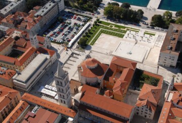 Pogled iz zraka na Rimski forum u Zadru