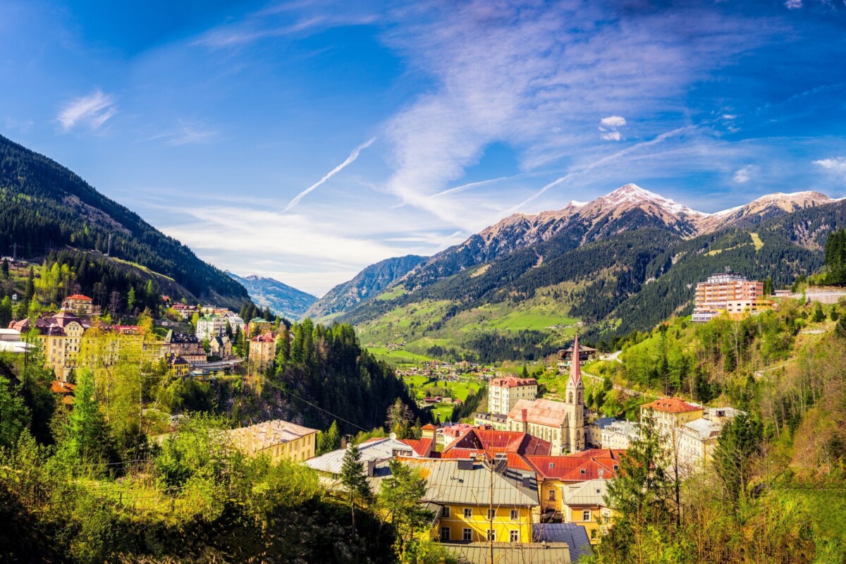 Pogled na asutrijski grad Bad Gastein s visine, okružen zelenim planinama