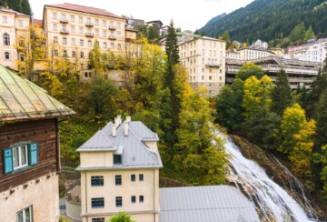 Zgrade i slap i gradu Bad Gastein