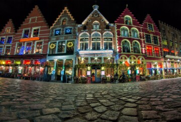 Trg Markt u gradu Brugge ukrašen adventskim lampicama