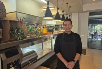 Christian Vargas Ramirez ispred kuhinje restorana Otok