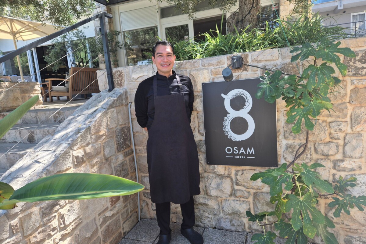 Christian Vargas Ramirez ispred restorana Otok u Supetru