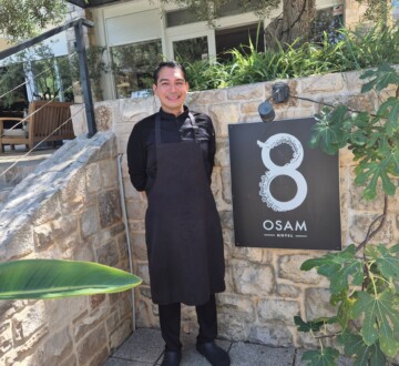Christian Vargas Ramirez ispred restorana Otok u Supetru